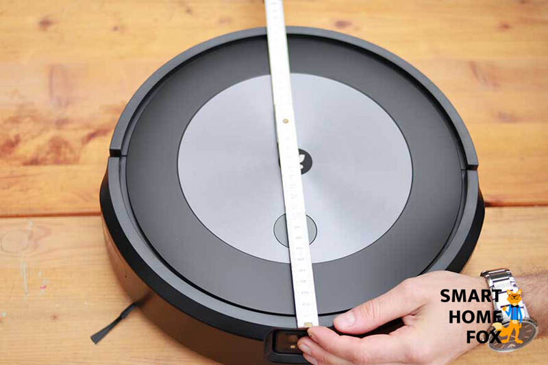 Der iRobot Roomba j7 wird mit einem Lineal ausgemessen